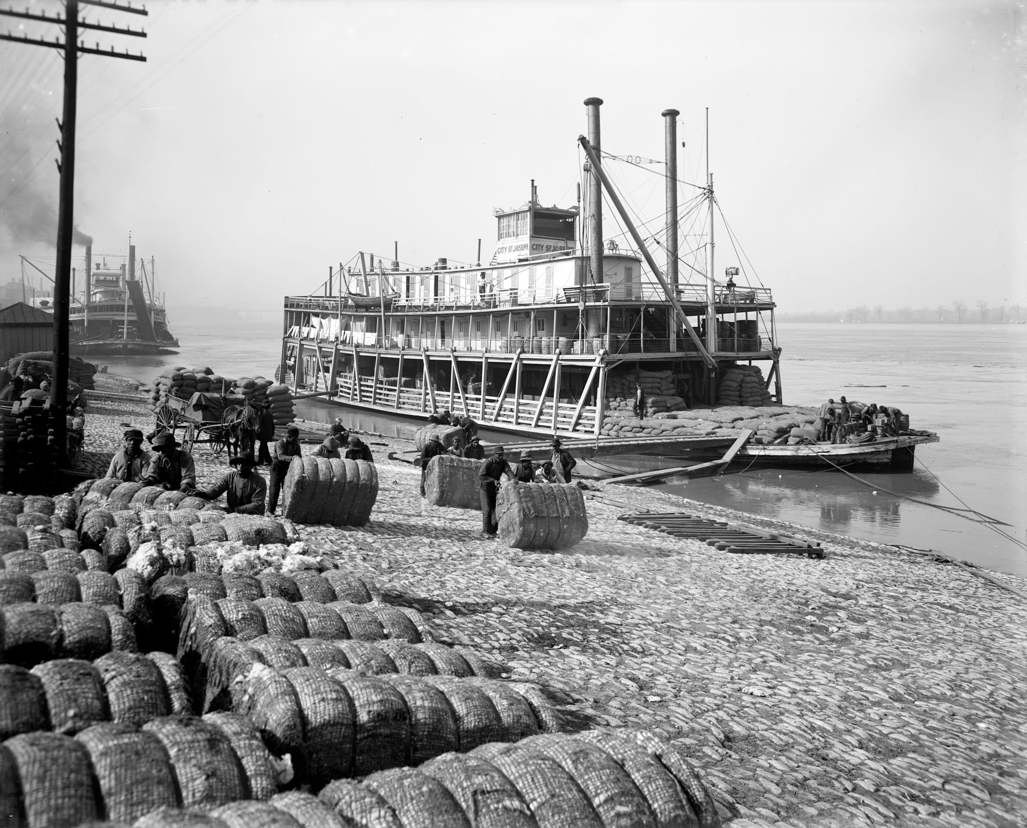 Originally completed in 1861, Memphis Landing was a critical piece of civic infrastructure. Accommodating the dramatic rise and fall of the Mississippi River, its simple paved slope was ideal for facilitating nineteenth-century commerce. Here workers are shown unloading cotton at the Landing, ca. 1900. Detroit Publishing Co., courtesy the Library of Congress